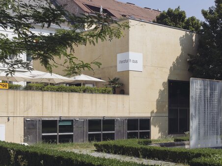 Das Literaturhaus in Graz, ein moderner Bau mit Café und Terrasse. | © Clara Wildberger