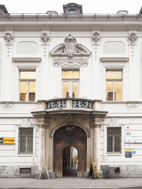 Das Literaturhaus in Graz, ein moderner Bau mit dekorativen Elementen und Eingangsportal. | © Clara Wildberger