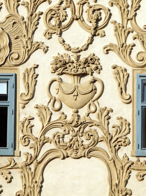 Detailansicht des Luegghauses in Graz mit kunstvollen Verzierungen und Fenstern. | © Graz Tourismus - Harry Schiffer