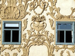 Detailansicht des Luegghauses in Graz mit kunstvollen Verzierungen und Fenstern. | © Graz Tourismus - Harry Schiffer