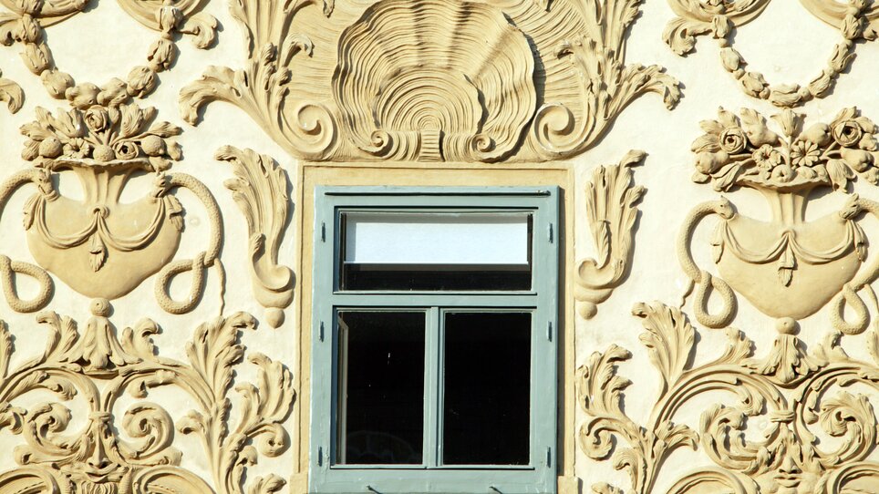 Detailreiche Fassade mit Fenster des Luegghauses in Graz. | © Graz Tourismus - Harry Schiffer