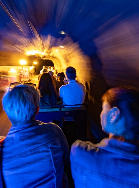 Fahrt mit der Grazer Märchenbahn durch einen bunten Tunnel. | © GMB - Harry Schiffer