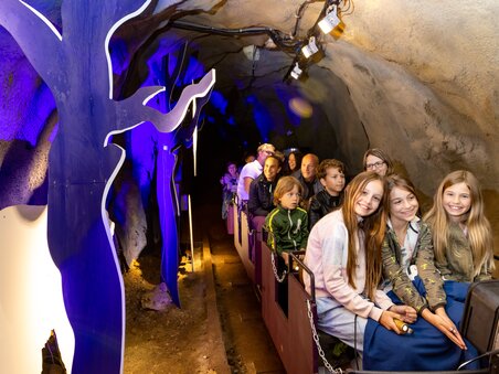 Fahrgäste in der Grazer Märchenbahn im Schlossberg | © GMB - Harry Schiffer