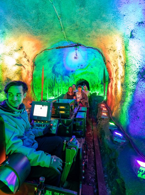 Percorrendo il trenino delle fiabe di Graz attraverso un tunnel colorato. | © GMB - Harry Schiffer