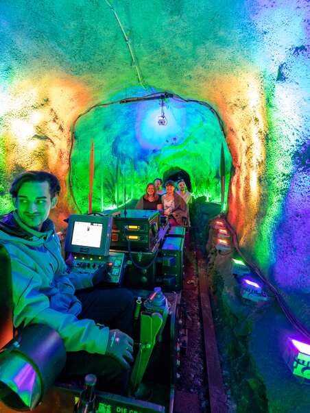Percorrendo il trenino delle fiabe di Graz attraverso un tunnel colorato. | © GMB - Harry Schiffer