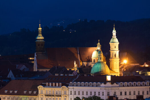 View of the illuminated mausoleum next to Graz Cathedral at night. | © Graz Tourismus - Harry Schiffer