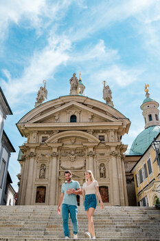 Pärchen spaziert neben dem imposanten Mausoleum in Graz. | © Graz Tourismus - Mias Photoart
