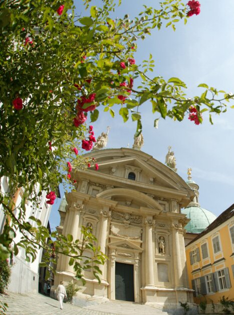 View of the mausoleum next to Graz Cathedral and surrounding buildings. | © Graz Tourismus - Hans Wiesenhofer