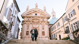 Paar auf den Treppen zum Mausoleum neben dem Grazer Dom. | © Graz Tourismus