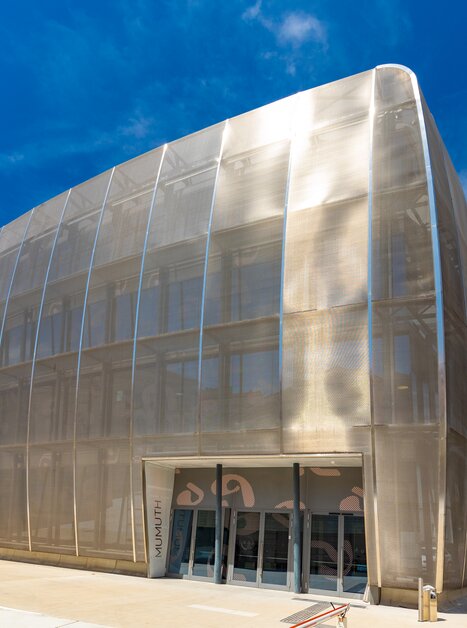 Moderne Architektur des MUMUTH in Graz unter blauem Himmel. | © Graz Tourismus - Harry Schiffer