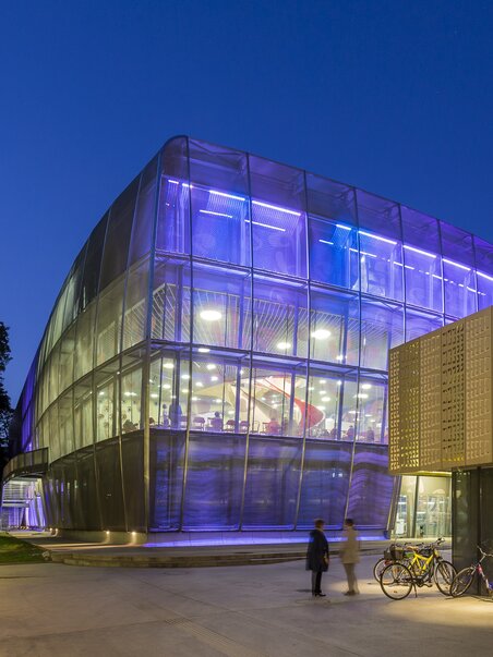 Modern architecture of MUMUTH in Graz at night. | © Wolfgang Hummer