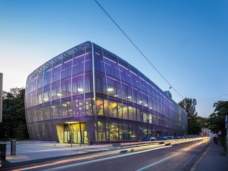 The MUMUTH in Graz is a modern building with a glass facade at dusk. | © Wolfgang Hummer