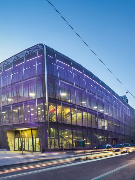 The MUMUTH in Graz is a modern building with a glass facade at dusk. | © Wolfgang Hummer