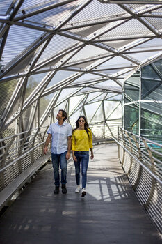 A couple walks on the Mur Island in Graz. | © Graz Tourismus - Tom Lamm
