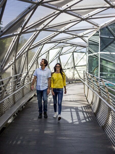 Una coppia passeggia sull’Isola sul fiume Mur a Graz. | © Graz Tourismus - Tom Lamm