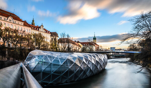 Futuristisches Design der Murinsel in Graz am Fluss Mur.