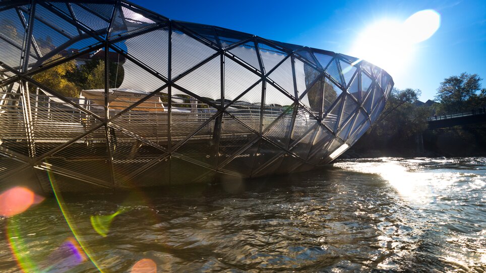 The Mur Island in Graz, a modern structure that connects the two banks of the Mur River. | © Graz Tourismus_Harry Schiffer
