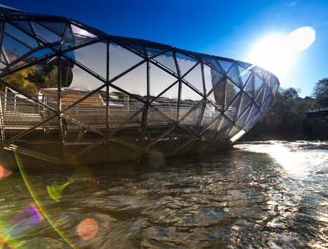 Die Murinsel in Graz, eine modernes Bauwerk, dass die beiden Murufer miteinander verbindet. | © Graz Tourismus_Harry Schiffer