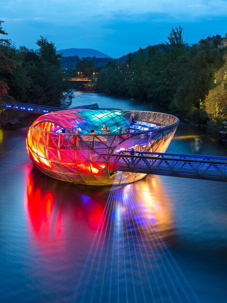 L'Isola sul fiume Mur a Graz brilla coloratamente. | © Graz Tourismus - Harry Schiffer