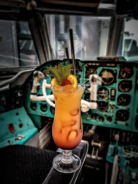Ein erfrischender Cocktail im Cockpit eines Flugzeugs. | © NOVAPARK