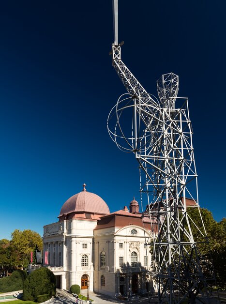Lichtschwert Statue neben der Grazer Oper - ein Skulptur von Hartmut Skerbisch | © Graz Tourismus - Harry Schiffer