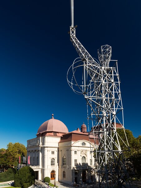 Lichtschwert Statue neben der Grazer Oper - ein Skulptur von Hartmut Skerbisch | © Graz Tourismus - Harry Schiffer