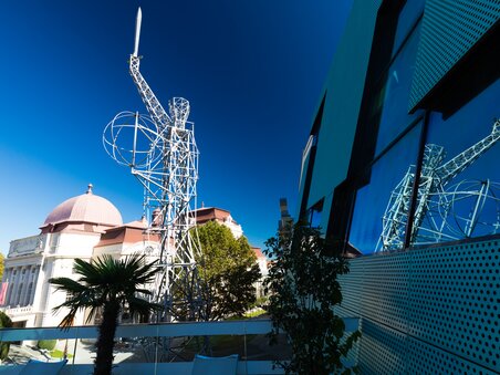 Lichtschwert Statue neben der Grazer Oper - ein Skulptur von Hartmut Skerbisch. | © Graz Tourismus - Harry Schiffer