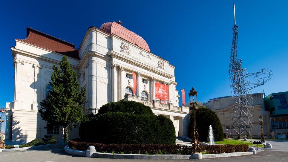 Die Oper Graz unter blauem Himmel mit "Lichtschwert" Statue. | © Graz Tourismus - Harry Schiffer