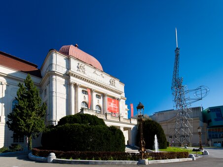 Die Oper Graz unter blauem Himmel mit "Lichtschwert" Statue. | © Graz Tourismus - Harry Schiffer