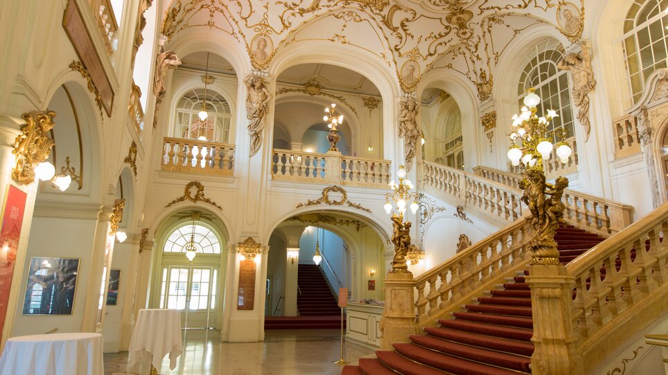 Innenansicht der Oper Graz mit eindrucksvoller Treppe und Stuckarbeiten. | © Graz Tourismus - Harry Schiffer