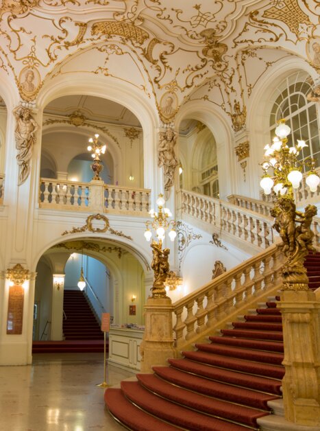 Innenansicht der Oper Graz mit eindrucksvoller Treppe und Stuckarbeiten. | © Graz Tourismus - Harry Schiffer