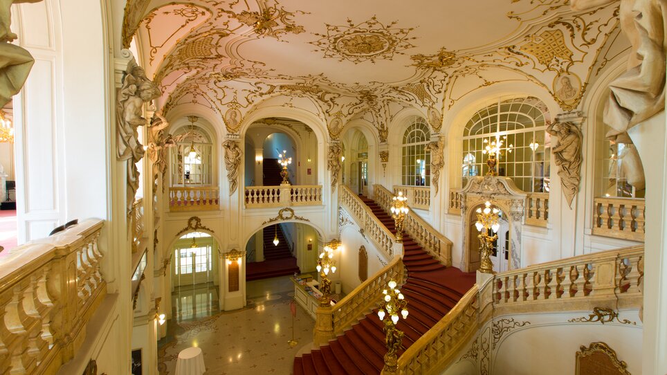 Interior view of Oper Graz featuring an elegant staircase and ornate decoration. | © Graz Tourismus - Harry Schiffer