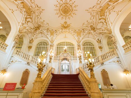 Faszinierender Innenraum der Oper Graz mit kunstvollen Details. | © Graz Tourismus - Harry Schiffer