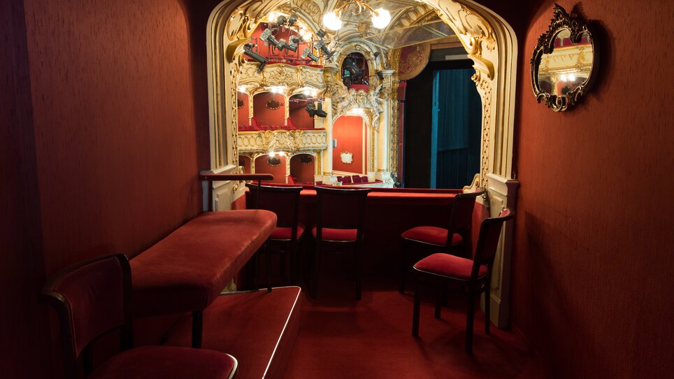 Innenansicht einer Loge in der Oper Graz mit rotem Dekor. | © Graz Tourismus - Harry Schiffer