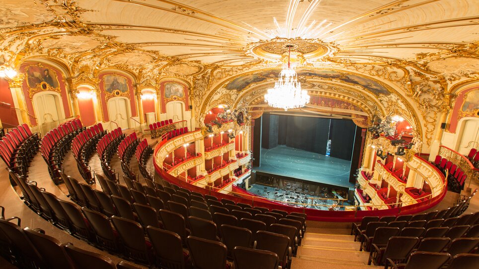 Blick auf das prachtvolle Innere der Oper Graz, Stühle und Bühne sichtbar. | © Graz Tourismus - Harry Schiffer