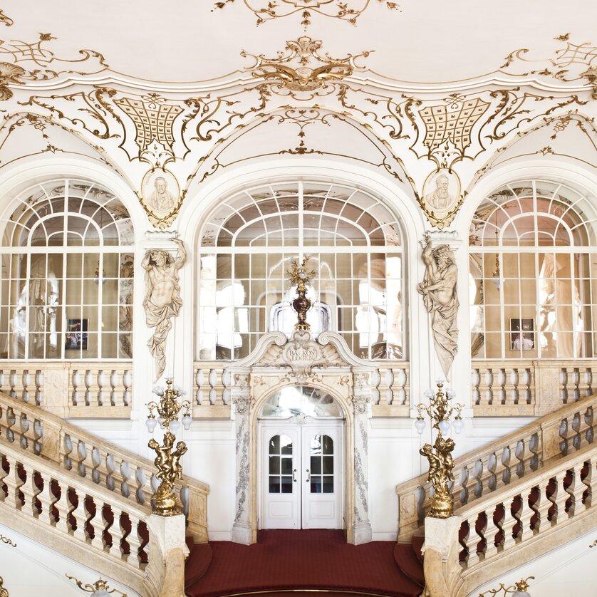 Eine opulente Treppe mit kunstvollen Verzierungen in der Grazer Oper. | © Oper Graz