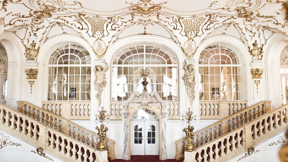 Eine opulente Treppe mit kunstvollen Verzierungen in der Grazer Oper. | © Oper Graz
