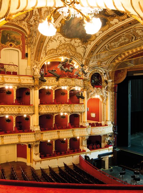 Elegant interior view of the Graz Opera with magnificent decor. | © Graz Tourismus - Harry Schiffer