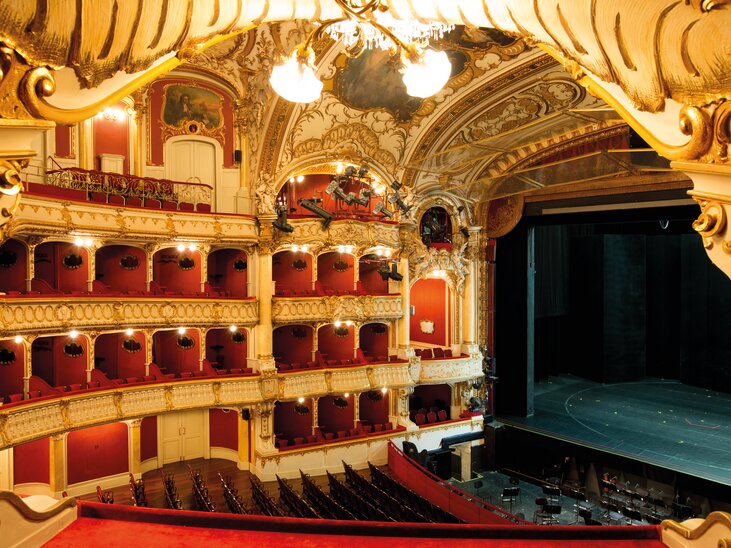 Elegante Innenansicht der Oper Graz mit prachtvollem Dekor. | © Graz Tourismus - Harry Schiffer