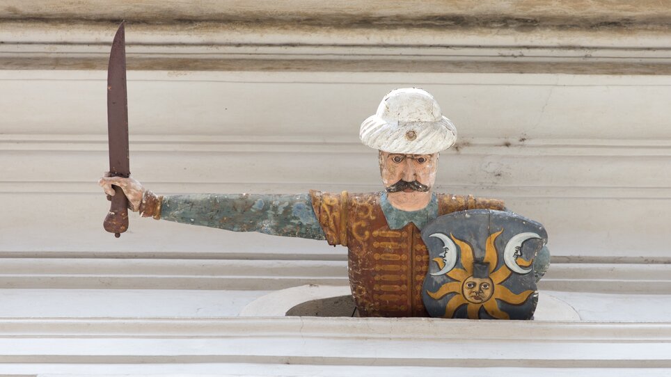 Holzfigur mit Schwert und Schild am Palais Saurau in Graz. | © Graz Tourismus - Harry Schiffer