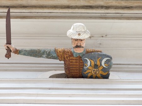 Holzfigur mit Schwert und Schild am Palais Saurau in Graz. | © Graz Tourismus - Harry Schiffer
