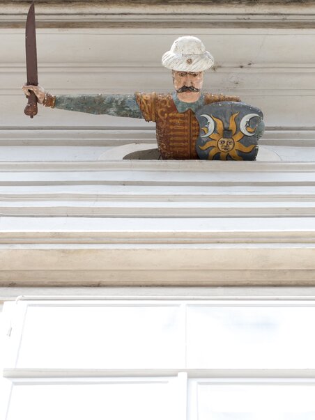 Ein detailreicher Holzschnitt eines Kriegers mit Schwert am Palais Saurau. | © Graz Tourismus - Harry Schiffer