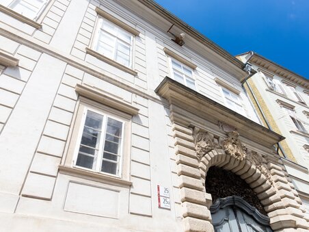 Das Palais Saurau in Graz, beeindruckende Architektur und historische Fenster. | © Graz Tourismus - Harry Schiffer
