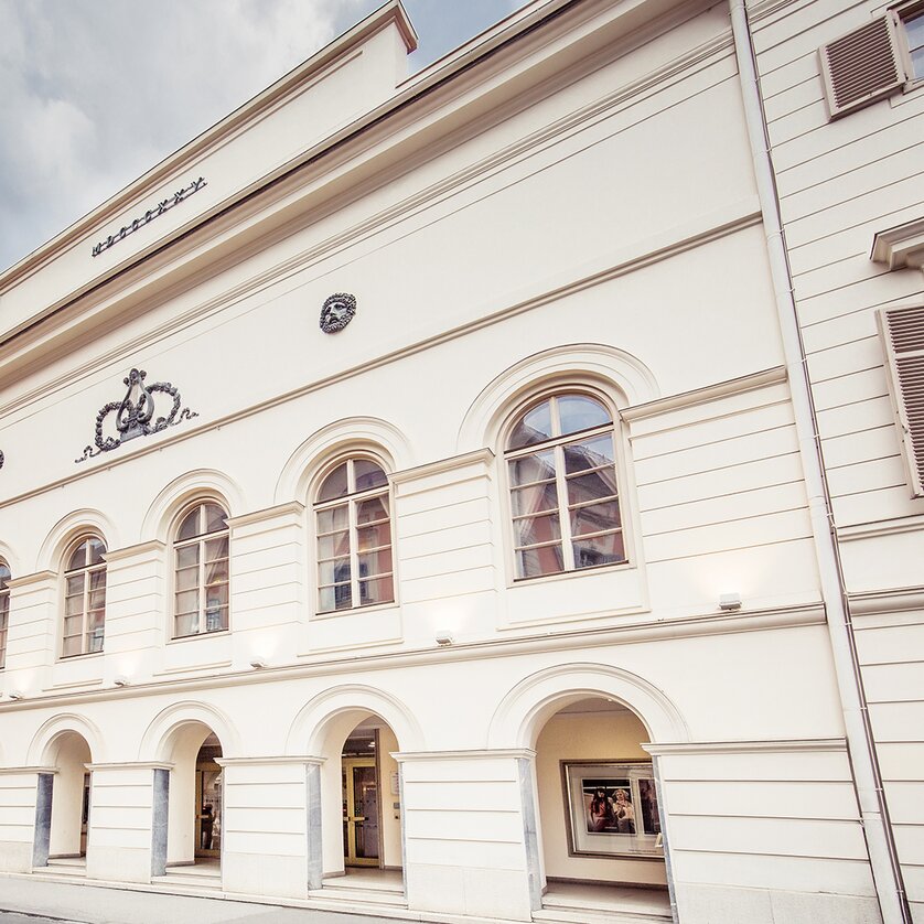Die elegante Fassade eines Theaters mit historischen Elementen in Graz. | © Lupi_Spuma