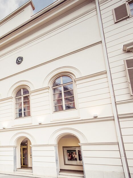 Die elegante Fassade eines Theaters mit historischen Elementen in Graz. | © Lupi_Spuma