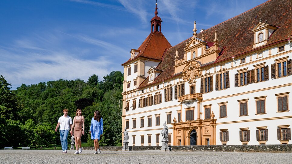 Besucher spazieren vor Schloss Eggenberg in Graz. | © Graz Tourismus - Mias Photoart