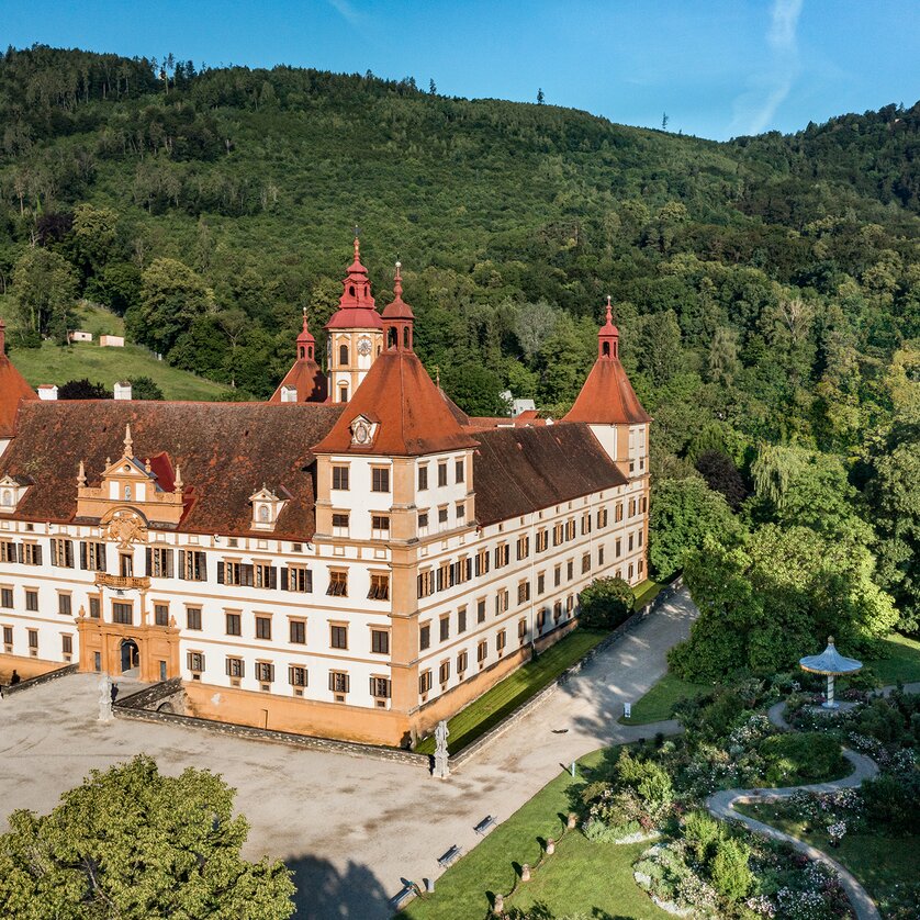 Schloss Eggenberg in Graz | © Graz Tourismus - Mias Photoart Luftbild des Schlosses Eggenberg in Graz, umgeben von grüner Landschaft. | © Graz Tourismus - Mias Photoart