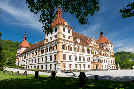 Historisches Schloss Eggenberg in Graz, umgeben von Grünflächen. | © Graz Tourismus - Harry Schiffer