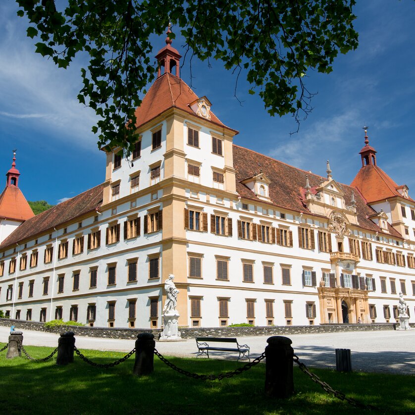 Historisches Schloss Eggenberg in Graz, umgeben von Grünflächen. | © Graz Tourismus - Harry Schiffer