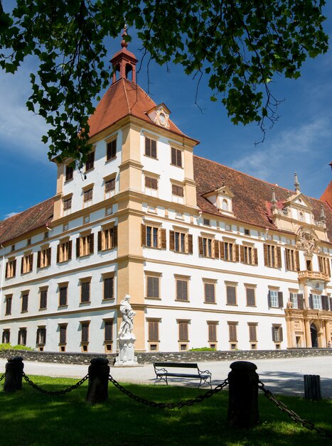 Historisches Schloss Eggenberg in Graz, umgeben von Grünflächen. | © Graz Tourismus - Harry Schiffer